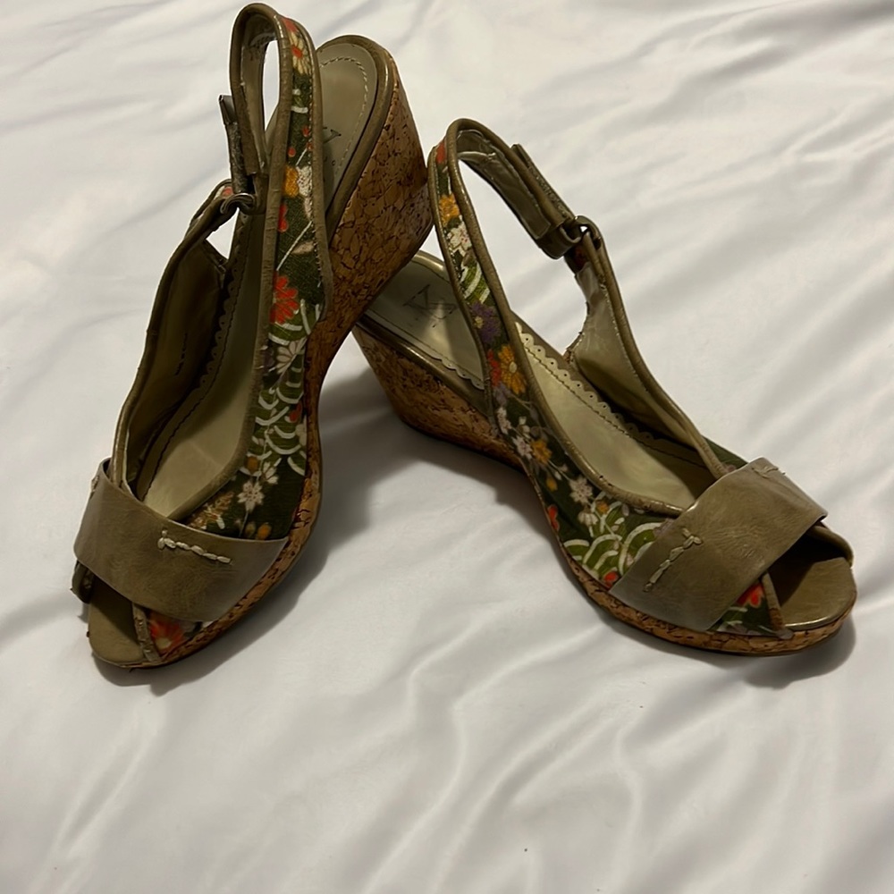 K STUDIO FLORAL CANVAS WEDGES W/CORK HEEL (40/9)